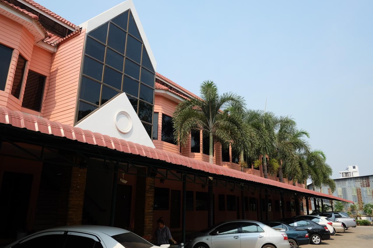 Bansuan Resort Nakhon Sawan Exterior foto